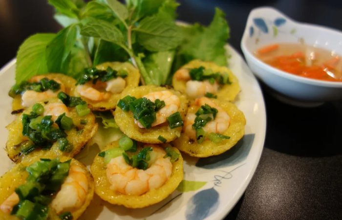Saigon Food Tour By Motorbike (Unlimited Food+Drink)