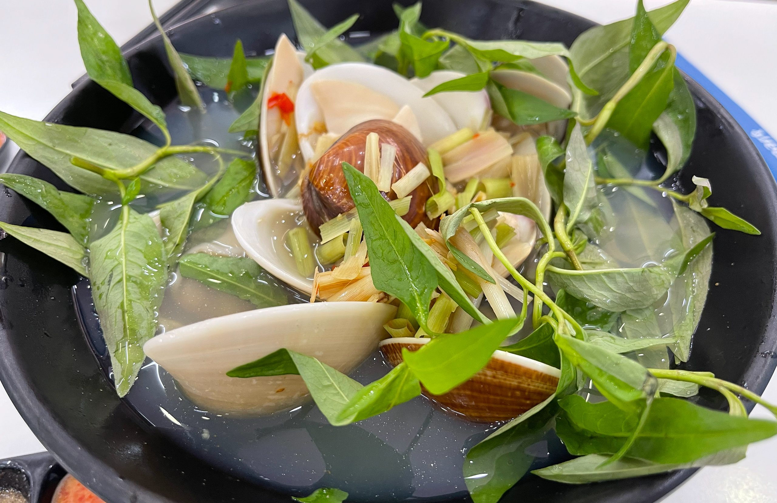 Clam soup with lemongrass
