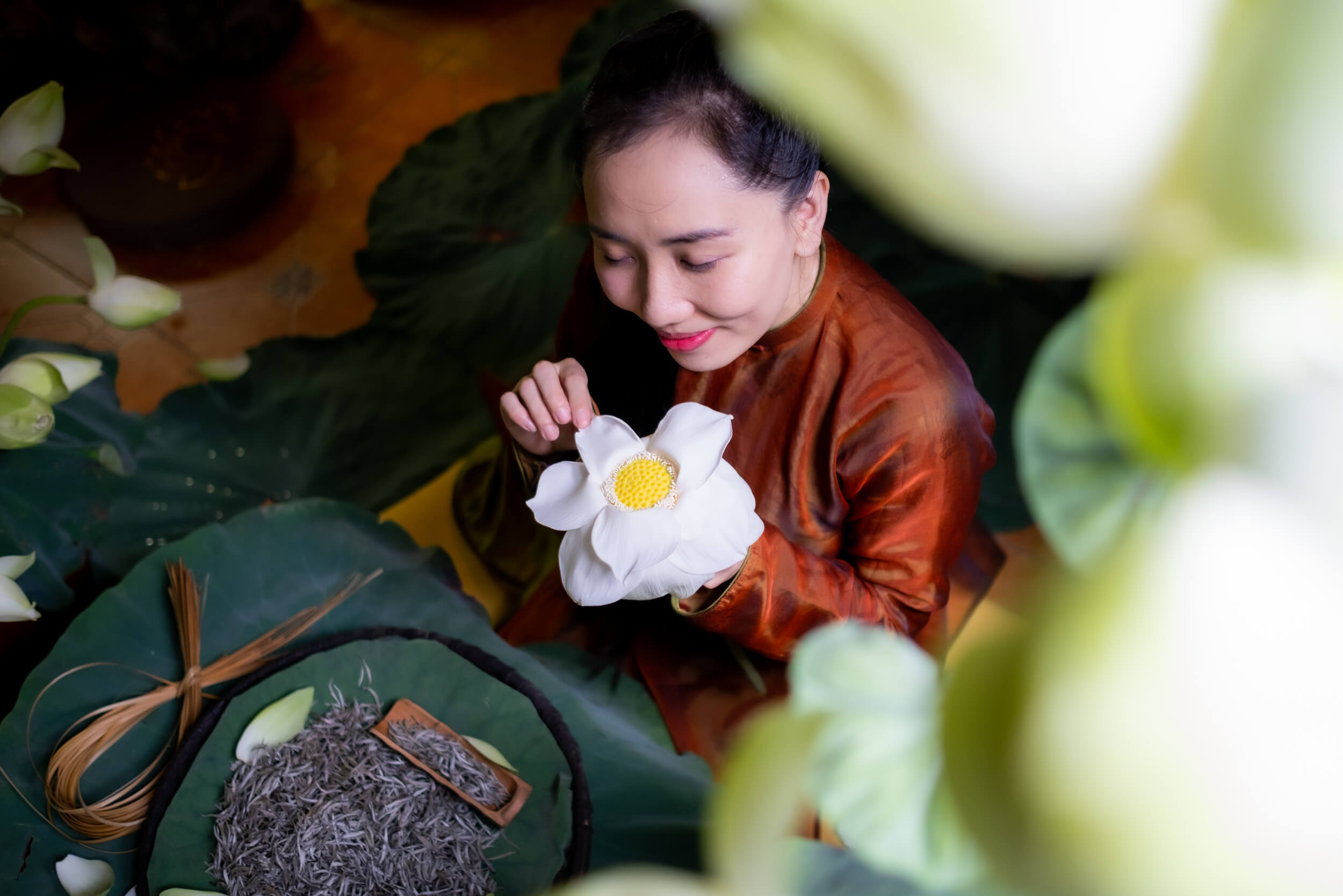 6 Ngh nhan tra Thanh Nh kim tra huong ca sen truc khi thc hin vao tra cho sen