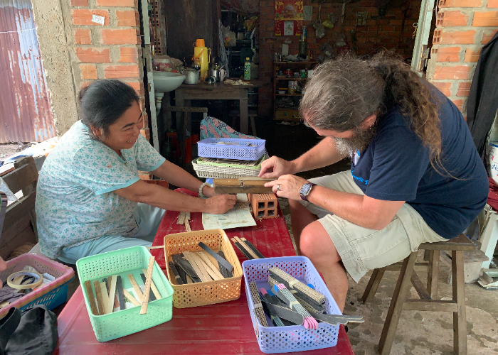 A guest learning to make nail file in Cai Be