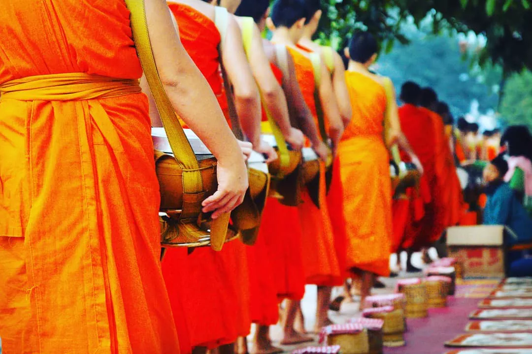 Monks alms giving in Luang Pra RHZNVhq7FTzk8IpkhSeN